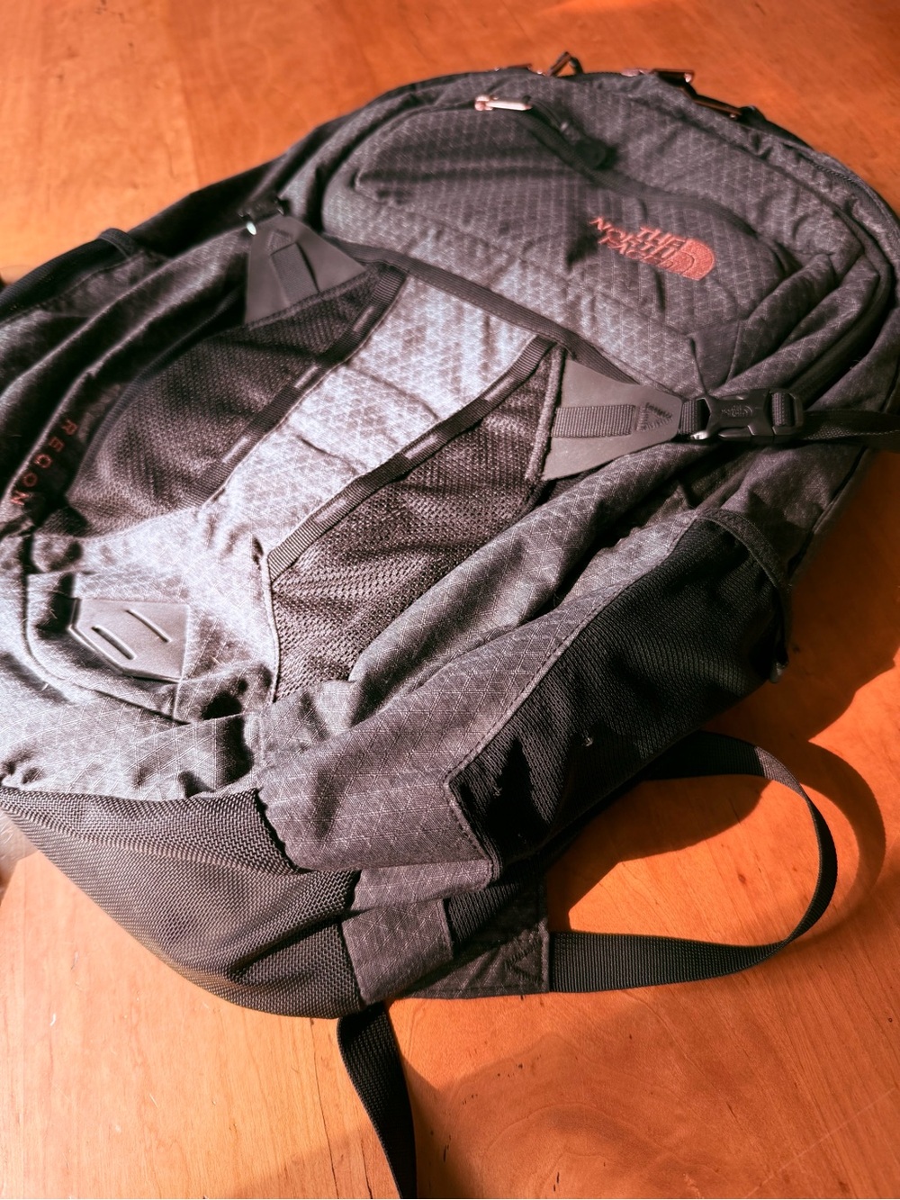 The North Face Recon 30L Backpack - Picture 7 of 9